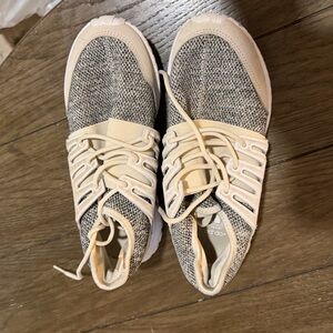 Stylish Sneakers in Cream and Gray